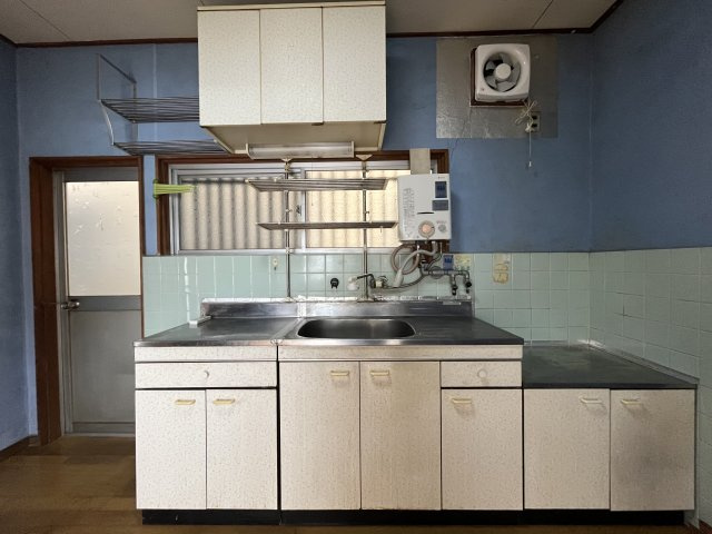 貝塚市久保1丁目　中古戸建のキッチン|コンパクトなキッチンで掃除もラクラク。
窓があり嫌な臭いもこもらず換気がラクラク。