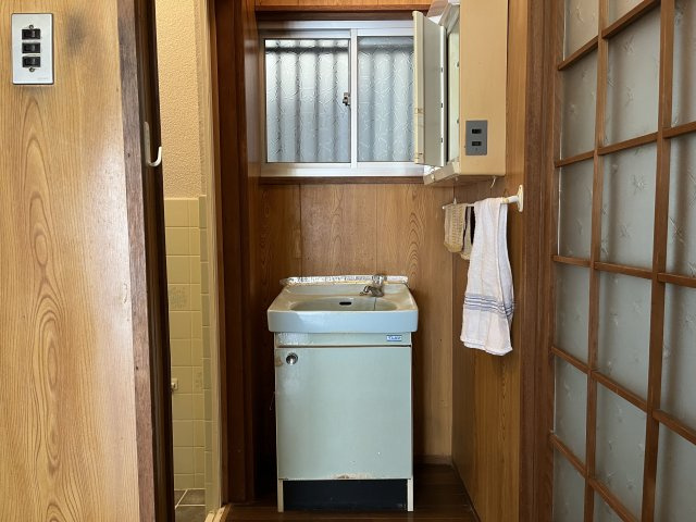 貝塚市久保1丁目　中古戸建の洗面所|コンパクトで使いやすい洗面所です。