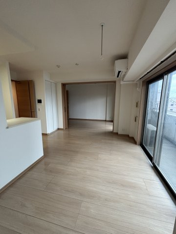 立川市柴崎町２丁目の賃貸マンションの居間・リビング|こちらのリビングで趣味の時間をお楽しみください