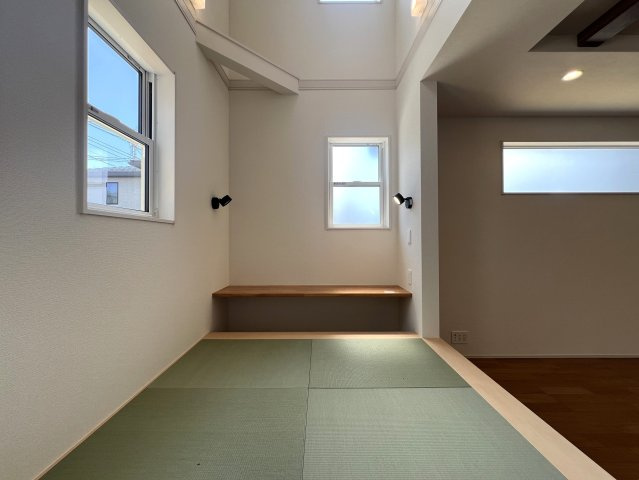 やっぱそうだよねぇ～このシリーズ、いつ見てもウットリ、、何ならそのまま寝ちゃうレベル！！ちょっとした和室でゴロゴロ…さわやかな風を感じながらうたた寝物件とはコレ！！な、『都筑区加賀原１丁目』新築戸建の和室|和室があれば客間としても活用できます