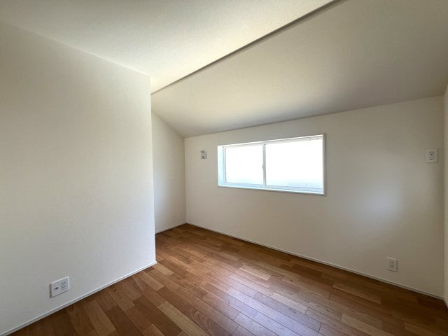 やっぱそうだよねぇ～このシリーズ、いつ見てもウットリ、、何ならそのまま寝ちゃうレベル！！ちょっとした和室でゴロゴロ…さわやかな風を感じながらうたた寝物件とはコレ！！な、『都筑区加賀原１丁目』新築戸建の洋室|落ち着いた色調の洋室です