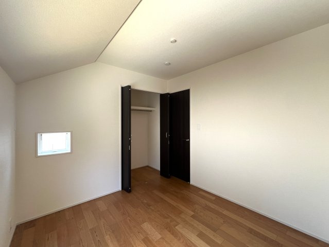 やっぱそうだよねぇ～このシリーズ、いつ見てもウットリ、、何ならそのまま寝ちゃうレベル！！ちょっとした和室でゴロゴロ…さわやかな風を感じながらうたた寝物件とはコレ！！な、『都筑区加賀原１丁目』新築戸建の洋室|きれいな洋室です