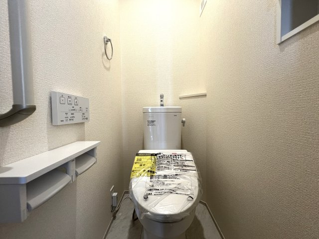 やっぱそうだよねぇ～このシリーズ、いつ見てもウットリ、、何ならそのまま寝ちゃうレベル！！ちょっとした和室でゴロゴロ…さわやかな風を感じながらうたた寝物件とはコレ！！な、『都筑区加賀原１丁目』新築戸建のトイレ|トイレも気になるポイント