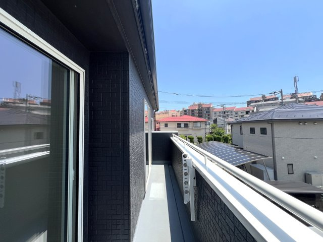 やっぱそうだよねぇ～このシリーズ、いつ見てもウットリ、、何ならそのまま寝ちゃうレベル！！ちょっとした和室でゴロゴロ…さわやかな風を感じながらうたた寝物件とはコレ！！な、『都筑区加賀原１丁目』新築戸建のバルコニー|バルコニーからの眺めを楽しみながら食事をしませんか