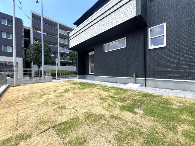 やっぱそうだよねぇ～このシリーズ、いつ見てもウットリ、、何ならそのまま寝ちゃうレベル！！ちょっとした和室でゴロゴロ…さわやかな風を感じながらうたた寝物件とはコレ！！な、『都筑区加賀原１丁目』新築戸建の庭|お庭でゆったりと過ごせます