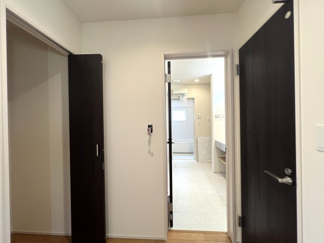 やっぱそうだよねぇ～このシリーズ、いつ見てもウットリ、、何ならそのまま寝ちゃうレベル！！ちょっとした和室でゴロゴロ…さわやかな風を感じながらうたた寝物件とはコレ！！な、『都筑区加賀原１丁目』新築戸建の内装|明るい色調の室内です