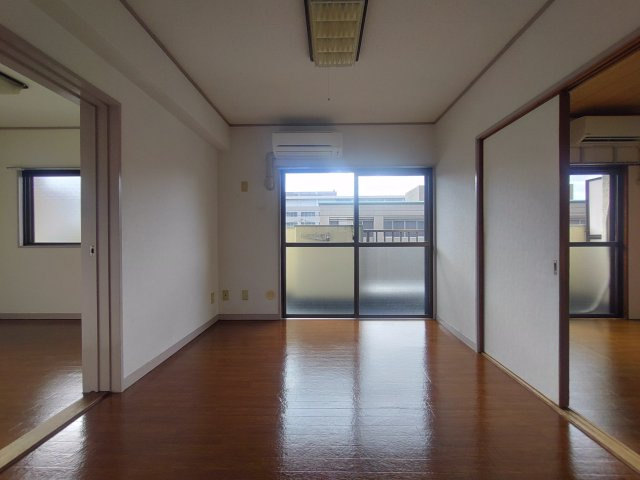 サニーテラス琴山の洋室|洋室6帖(東側)　※写真は302号です