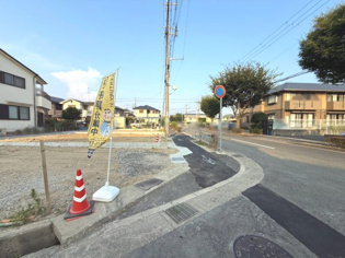 6帖のロフト付きで収納や趣味のスペースに使えます。阪急伊丹線「新伊丹」駅まで徒歩8分、鈴原小学校やこども園まで近く、お子様の通学・通園しやすい住立地です。