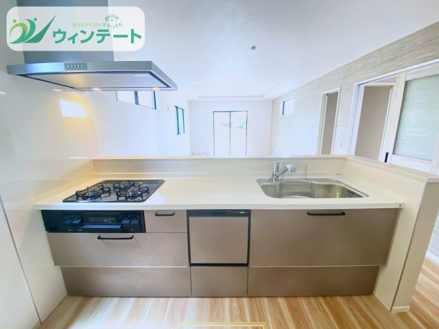守谷市本町10期　新築戸建のキッチン|開放的な対面キッチンは、リビングにいる家族との距離を近づけてくれます。毎日の家事が楽しくなる空間です。