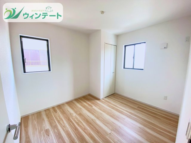 守谷市本町10期　新築戸建の洋室|洋室は窓があり、明るく開放的な印象。収納も備えた便利な空間で、使い勝手の良い設計です。