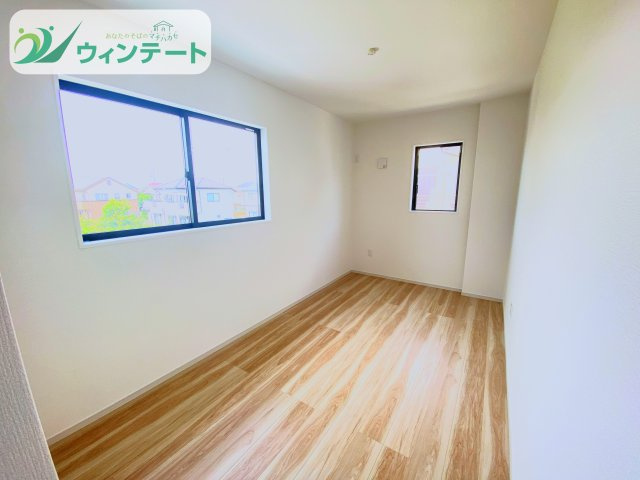 守谷市本町10期　新築戸建の洋室|未就学のお子様の成長に合わせて使える広々洋室。落ち着いた空間で集中力が高まるかも！