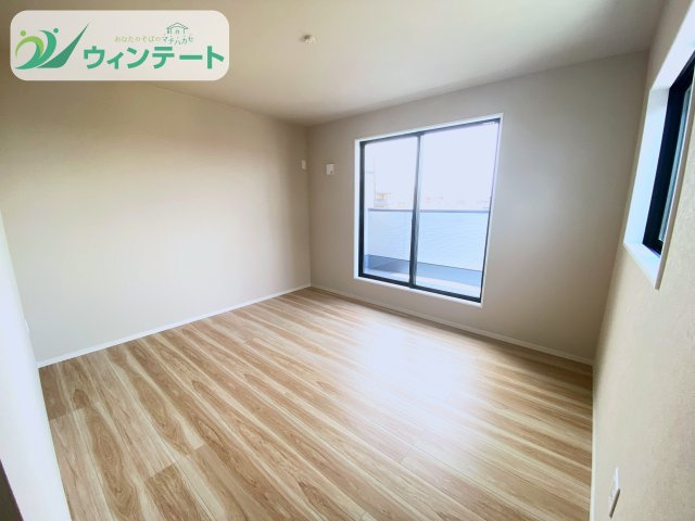 守谷市本町10期　新築戸建の洋室|バルコニーに面した洋室は、開放感と明るさが魅力。読書やリモートワークにもぴったりの心地よい空間です。