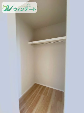 守谷市本町10期　新築戸建の収納|ウォークインクローゼットがあることで、生活空間がすっきり。整理整頓しやすい収納スペースです。