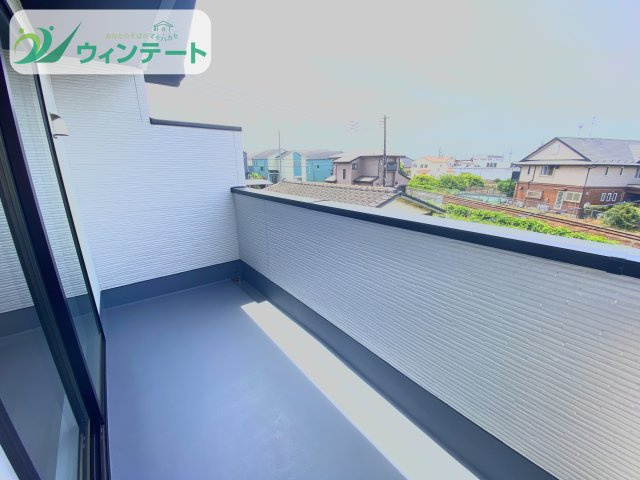 守谷市本町10期　新築戸建のバルコニー|洗濯物や布団がしっかり干せる広さを確保。家事スペースとしてもくつろぎスペースとしても活躍します。