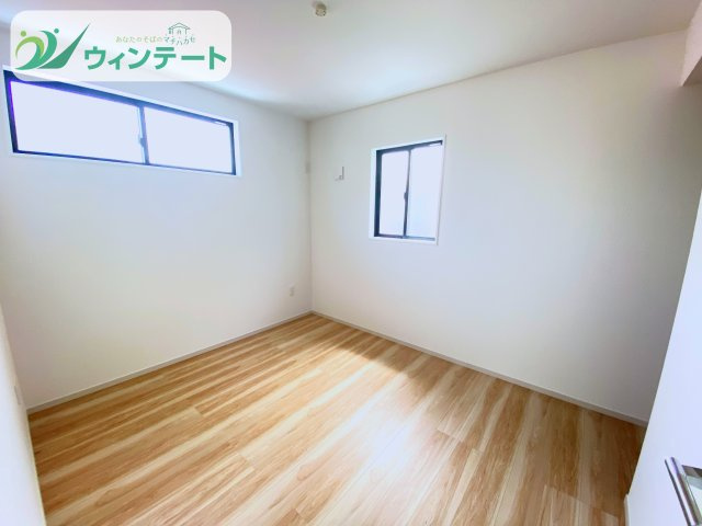 守谷市本町10期　新築戸建の洋室|一日の終わりに心安らぐ寝室。採光・通風ともに良好で、居心地の良さにこだわったプライベート空間です。