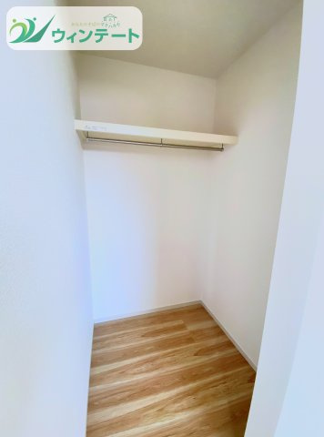 守谷市本町10期　新築戸建の収納|家族の衣類をまとめて収納できる広々WIC。片付けがしやすく、暮らしをスマートに整えます。