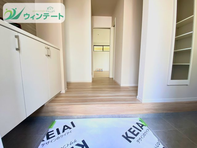 守谷市本町10期　新築戸建の玄関|収納たっぷりの玄関で、靴やお出かけ用品をすっきり整理。いつでも気持ちの良い空間を保てます。