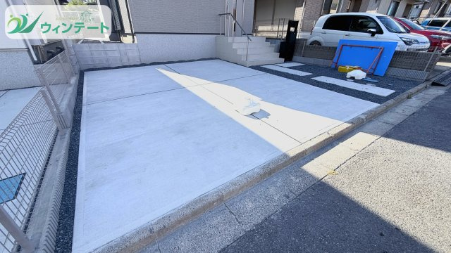 守谷市松ケ丘5丁目01期　新築戸建　1号棟の駐車場|並列2台駐車が可能なゆとりのある駐車場。車の出し入れもスムーズで、忙しい朝もストレスフリーです。