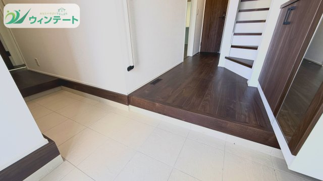 守谷市松ケ丘5丁目01期　新築戸建　1号棟の玄関|家族の「ただいま」と「おかえり」が響く明るい玄関。木の質感がやさしく迎えてくれます。
