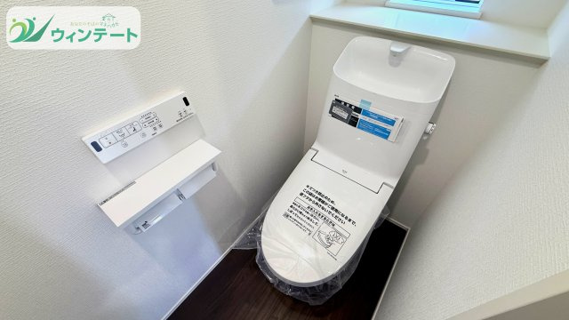 守谷市松ケ丘5丁目01期　新築戸建　1号棟のトイレ|使い勝手の良い温水洗浄便座付きトイレ。明るく清潔感のある空間で快適にご使用いただけます。