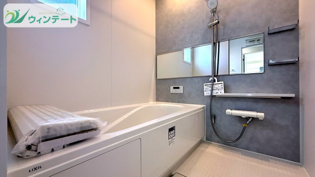 守谷市松ケ丘5丁目01期　新築戸建　2号棟の浴室|浴室暖房乾燥機付きで冬も暖かく、雨の日の洗濯にも便利。追い焚き機能も搭載し、いつでも快適な温度で入浴できます。