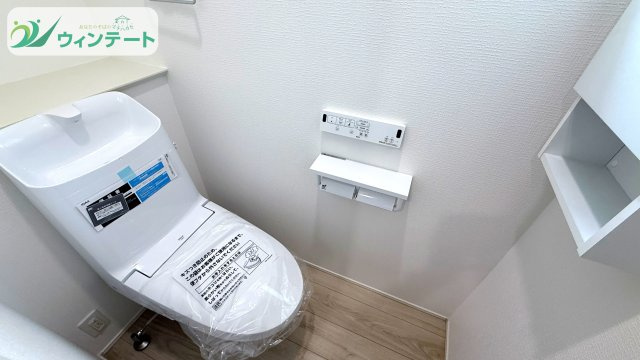 守谷市松ケ丘5丁目01期　新築戸建　2号棟のトイレ|温水洗浄便座付きで快適にご利用いただけます。落ち着いた色合いで清潔感あふれる空間です。