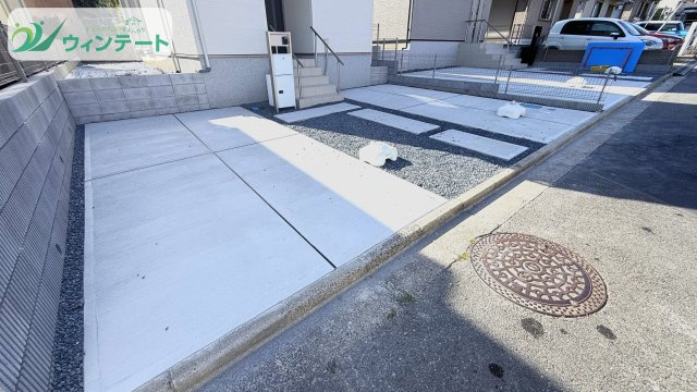 守谷市松ケ丘5丁目01期　新築戸建　2号棟の駐車場|2台分の駐車スペースを確保。お子様の送迎や買い物の際にも便利な配置です。