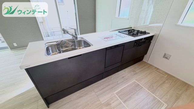 守谷市松ケ丘5丁目01期　新築戸建　2号棟のキッチン|リビングとつながる対面キッチンは、家族の会話が弾む人気のスタイル。明るく清潔感のあるデザインです。