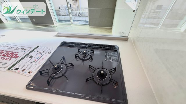 守谷市松ケ丘5丁目01期　新築戸建　2号棟のキッチン|毎日の料理をもっと効率よく。3口コンロが、家事の時間にゆとりを届けます。