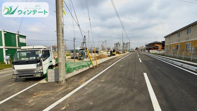 常総市本石下第12　新築戸建の前面道路含む現地写真|見通しの良い前面道路で、お子様の通学も安心。閑静な住宅街に位置する好立地です♪