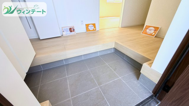 常総市本石下第12　新築戸建の玄関|明るい玄関。家族や来客を気持ちよく迎えられる空間です。