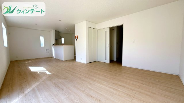 常総市本石下第12　新築戸建の居間・リビング|生活動線に優れたLDK。キッチン・ダイニング・リビングが一体となり、家事のしやすい空間設計です。