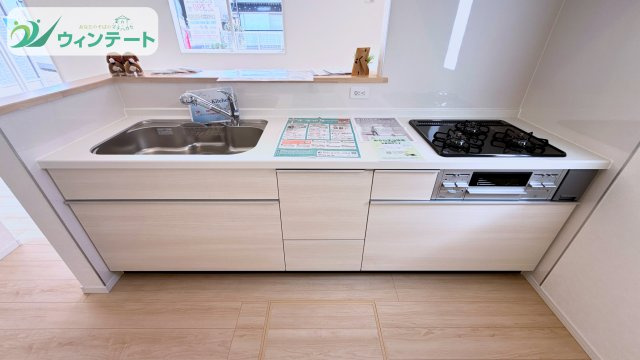 常総市本石下第12　新築戸建のキッチン|シンプルで機能的なキッチン。使いやすい動線設計で、料理も後片付けもスムーズに行えます。