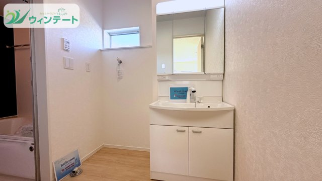 常総市本石下第12　新築戸建の独立洗面台|収納付きの洗面台で、日用品や小物もスッキリ整理。毎日の身支度がより快適になります。
