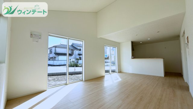 常総市本石下第12　新築戸建の居間・リビング|高い天井は開放感があり、明るさや空気の循環も促進するので新鮮な空気を保てます。