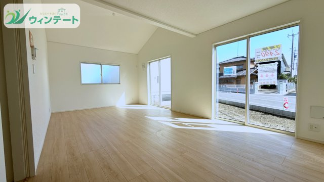 常総市本石下第12　新築戸建の居間・リビング|生活動線に優れたLDK。キッチン・ダイニング・リビングが一体となり、家事のしやすい空間設計です。