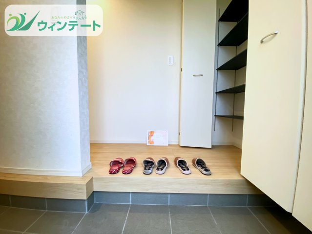 常総市本石下第12　新築戸建の玄関|シンプルで洗練された玄関デザイン。毎日の出入りが心地よく感じられる空間です。
