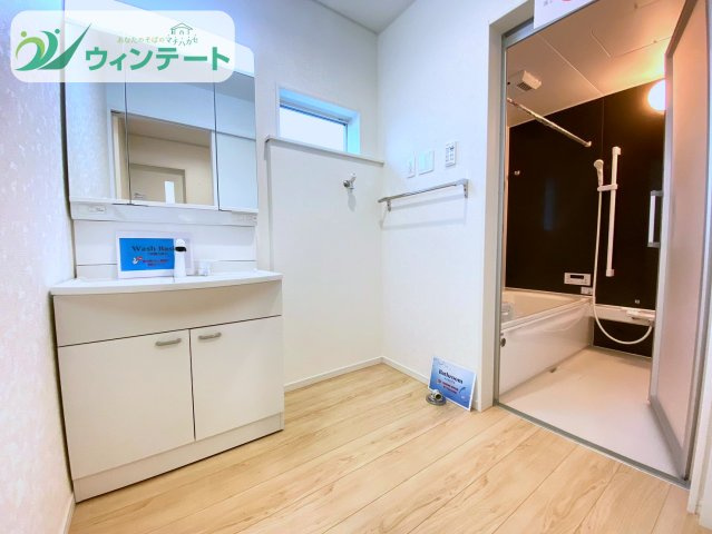 常総市本石下第12　新築戸建の独立洗面台|三面鏡タイプの洗面化粧台で、忙しい朝も快適に。収納付きで小物もすっきり整理できます。