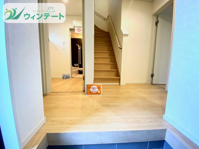 常総市本石下第12　新築戸建の玄関|家族の「ただいま」と「おかえり」が響く明るい玄関。木の質感がやさしく迎えてくれます。