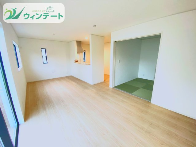 常総市本石下第12　新築戸建の居間・リビング|ナチュラルカラーで統一された落ち着いたLDK。対面キッチンで家族との距離がぐっと近づきます。