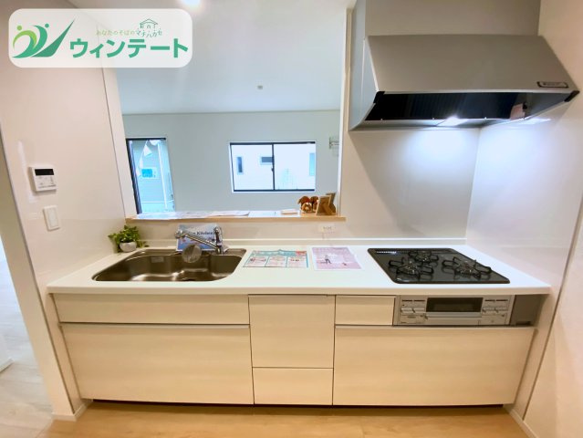 常総市本石下第12　新築戸建のキッチン|家族と会話を楽しみながら料理ができる対面式キッチン。お子様の様子も見渡せて安心です。