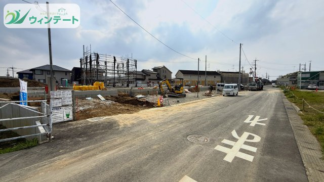 常総市本石下第12　新築戸建の前面道路含む現地写真|見通しの良い前面道路で、お子様の通学も安心。閑静な住宅街に位置する好立地です♪