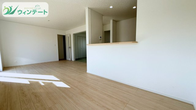 常総市本石下第12　新築戸建の居間・リビング|広々としたLDKは、家具を配置してもゆとりのある空間。ナチュラルな色合いで統一された落ち着いた雰囲気です。