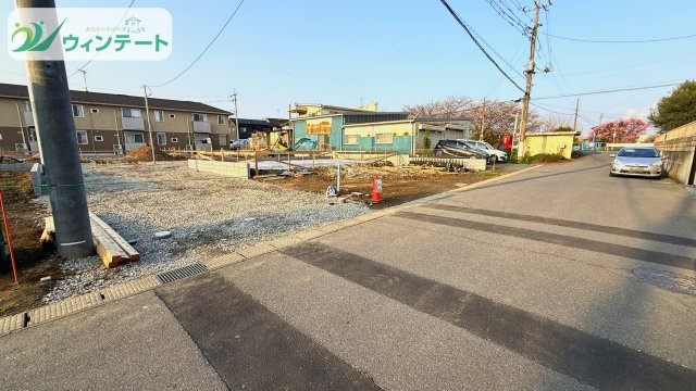 常総市水海道諏訪町第3　新築戸建の前面道路含む現地写真|建築中の現地写真です。敷地面積65坪超の広さを活かした設計で、駐車スペースもゆったり。