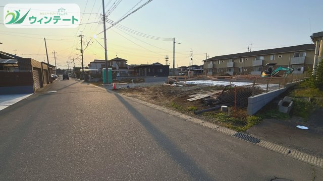常総市水海道諏訪町第3　新築戸建の前面道路含む現地写真|前面道路幅員5.8mで車の出し入れもラクラク。陽当たり良好の新築住宅。