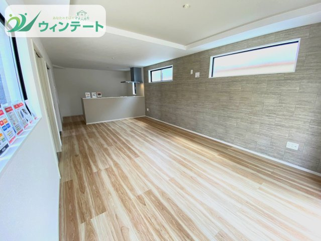 牛久市田宮6期　新築戸建の居間・リビング|折り上げ天井のデザインが美しいLDK。キッチンからリビング全体が見渡せる配置で、家族の会話が自然と弾みます。