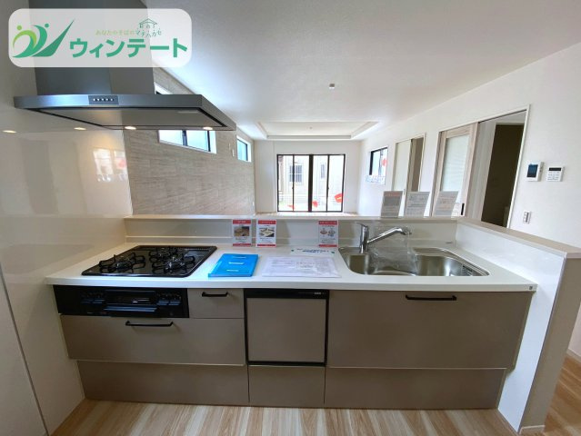 牛久市田宮6期　新築戸建のキッチン|リビングとつながる対面キッチンは、家族の会話が弾む人気のスタイル。明るく清潔感のあるデザインです。