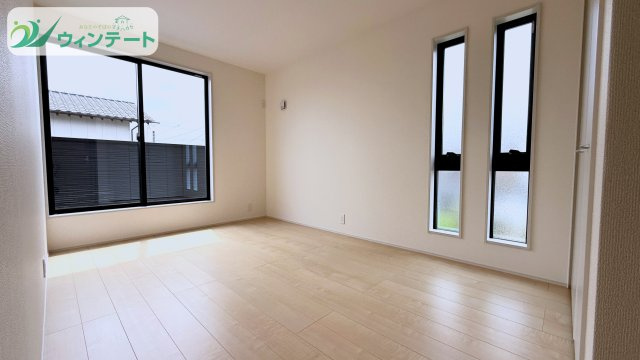 石岡市石岡3期　新築戸建の洋室|明るく風通しの良い2階洋室。寝室や子ども部屋としてはもちろん、在宅ワークスペースにも活用できる万能な空間です。