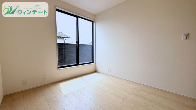 石岡市石岡3期　新築戸建の洋室|バルコニーに面した洋室は、開放感と明るさが魅力。読書やリモートワークにもぴったりの心地よい空間です。