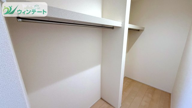 石岡市石岡3期　新築戸建の収納|主寝室に大型WICを完備。洋服やバッグ、小物もすっきり収納でき、空間を広く使えます。
